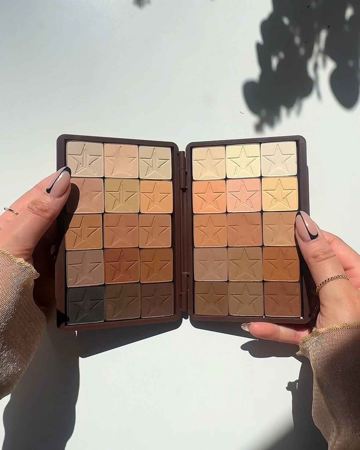 Clash Beauty Matte Chocolate Brown Double Sided Empty Eyeshadow Magnetic Makeup Palette for Makeup Artists. Filled with 30 jeffree star Eyeshadows. 